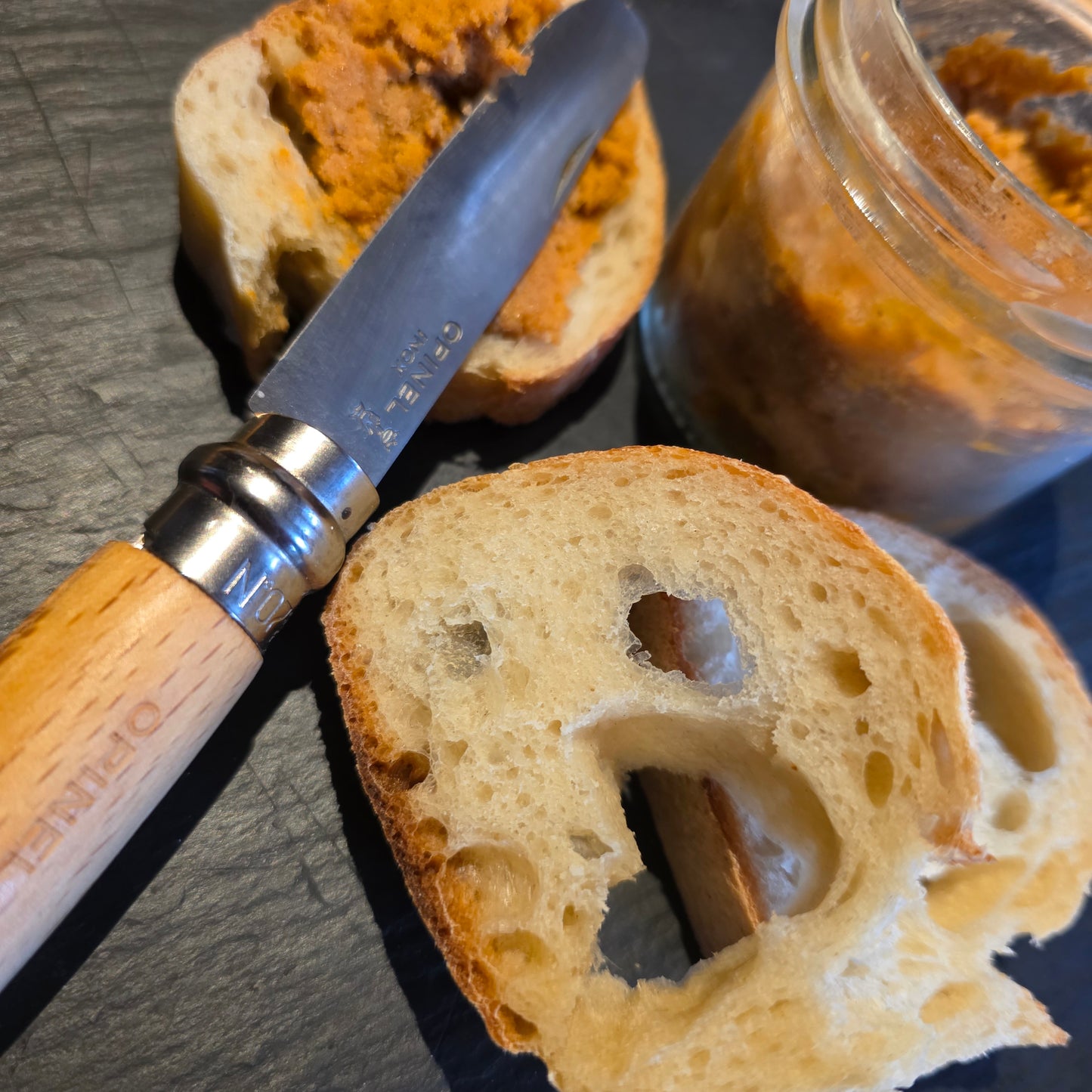 Tartinade chorizo Cantal étalée sur pain – Le Picnic Français