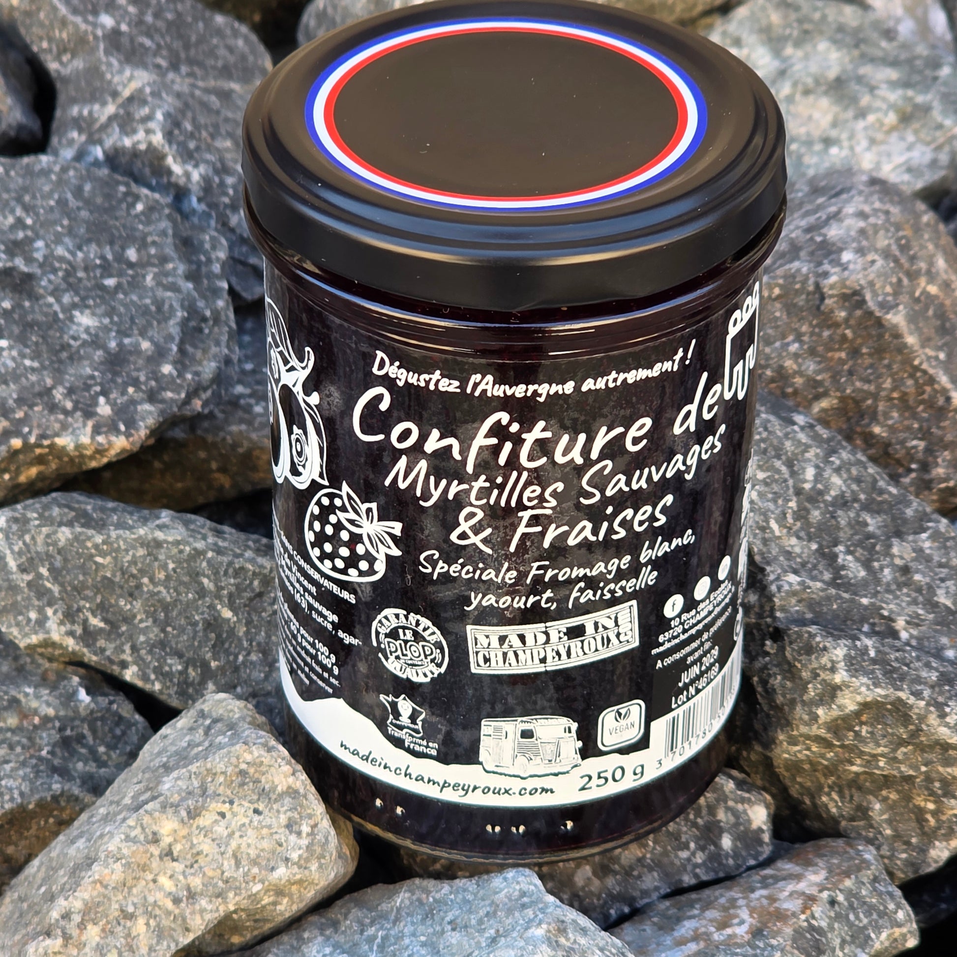 Confiture myrtilles sauvages fraises Auvergne en situation — Le Picnic Français