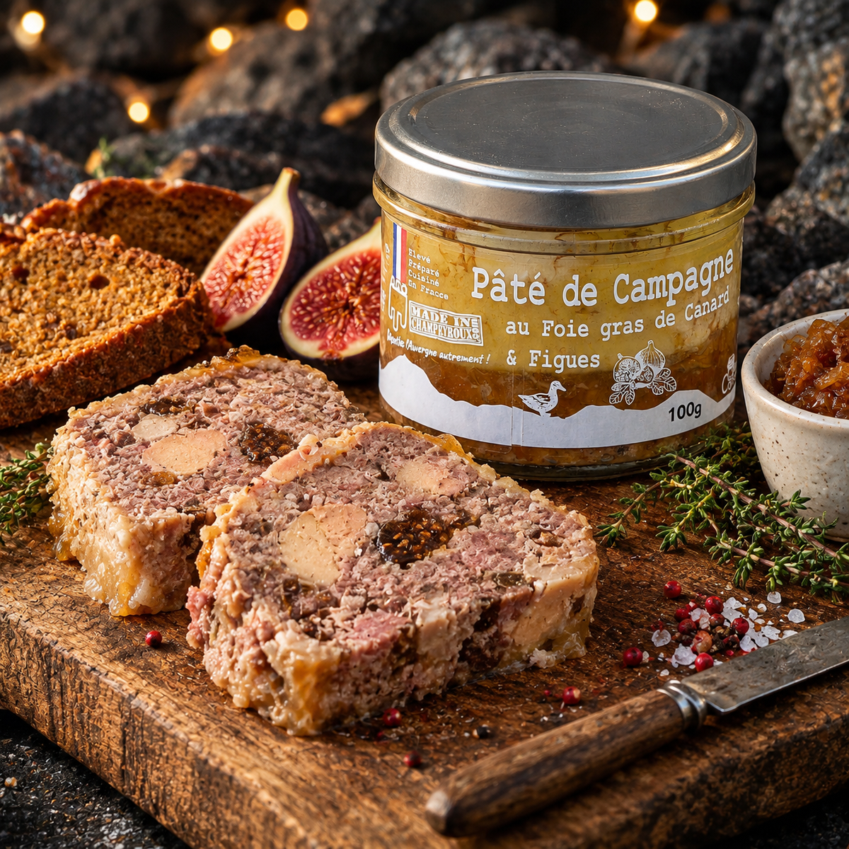 Pâté de campagne au foie gras de canard et figues en tranches sur pain d'épices - Le Picnic Français